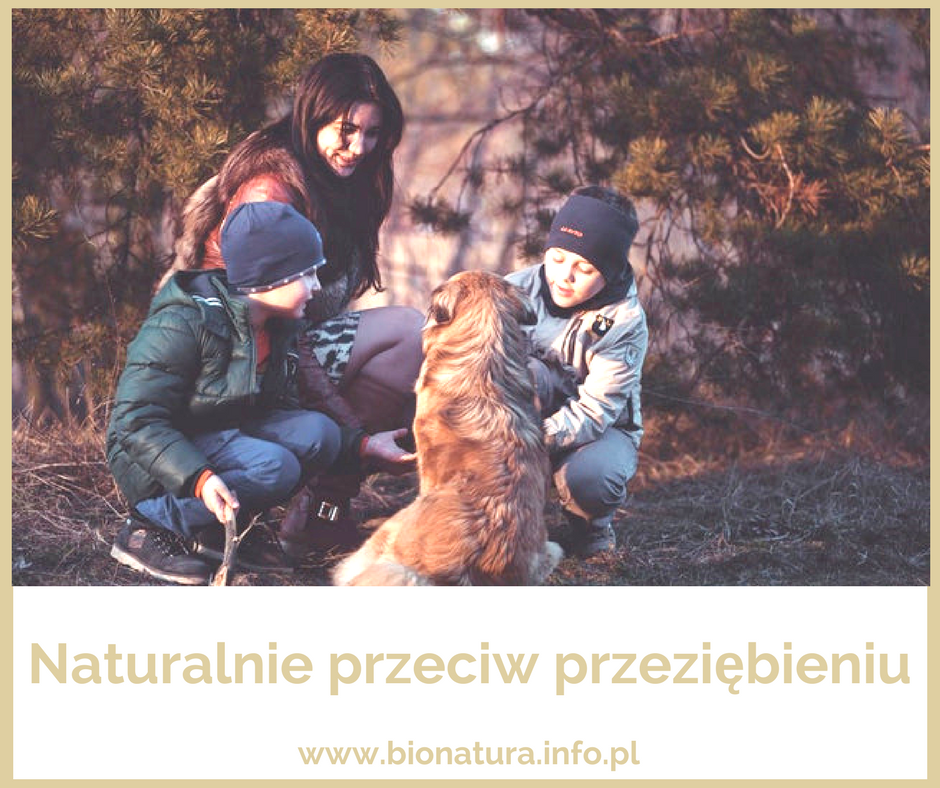 mama z dziećmi bawiąca sie z psem, przeziębienie, naturlane metody na przeziębienie, dr nona, kwartet soli dr nona